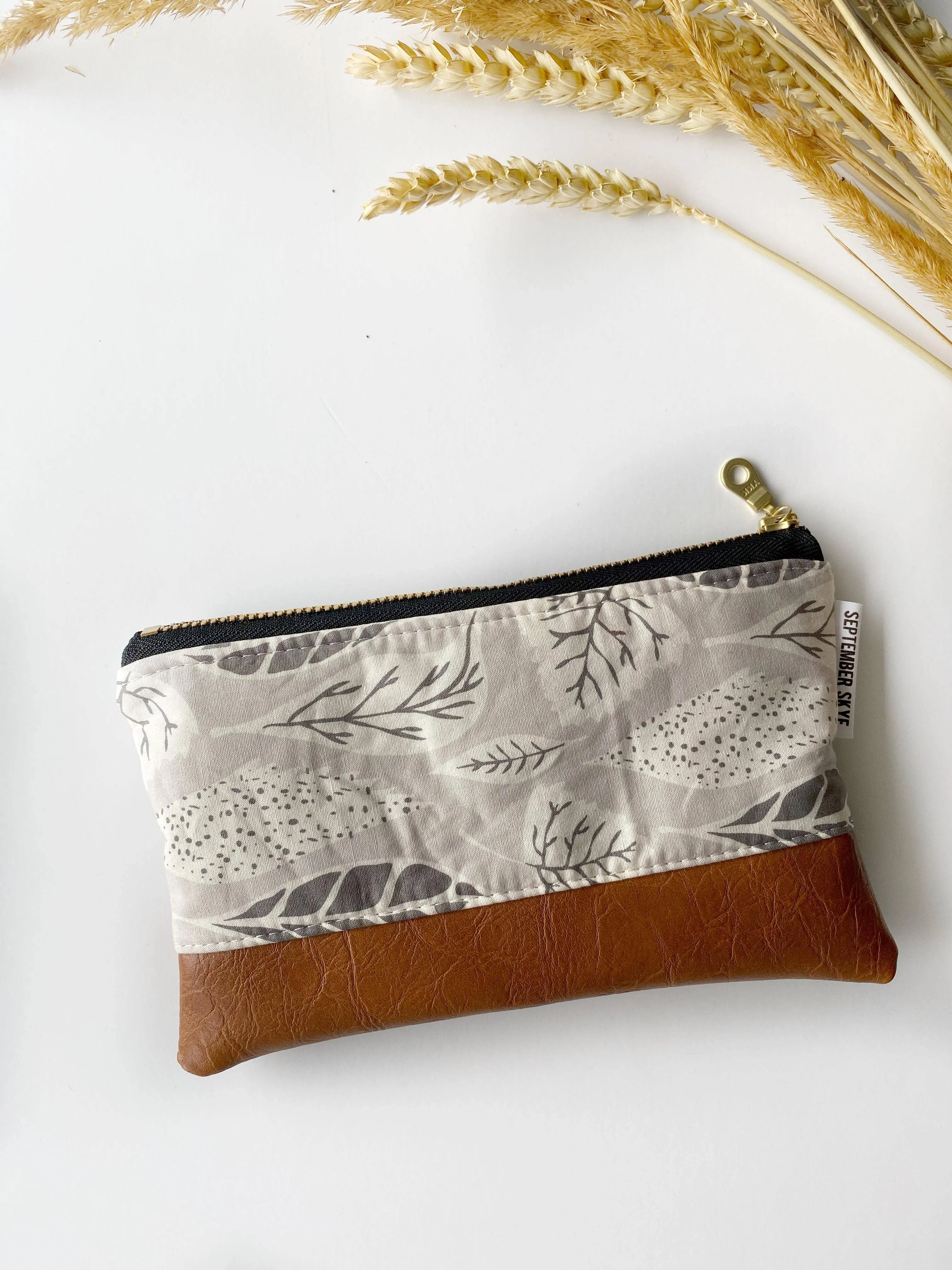 Coin purse in gray leaf