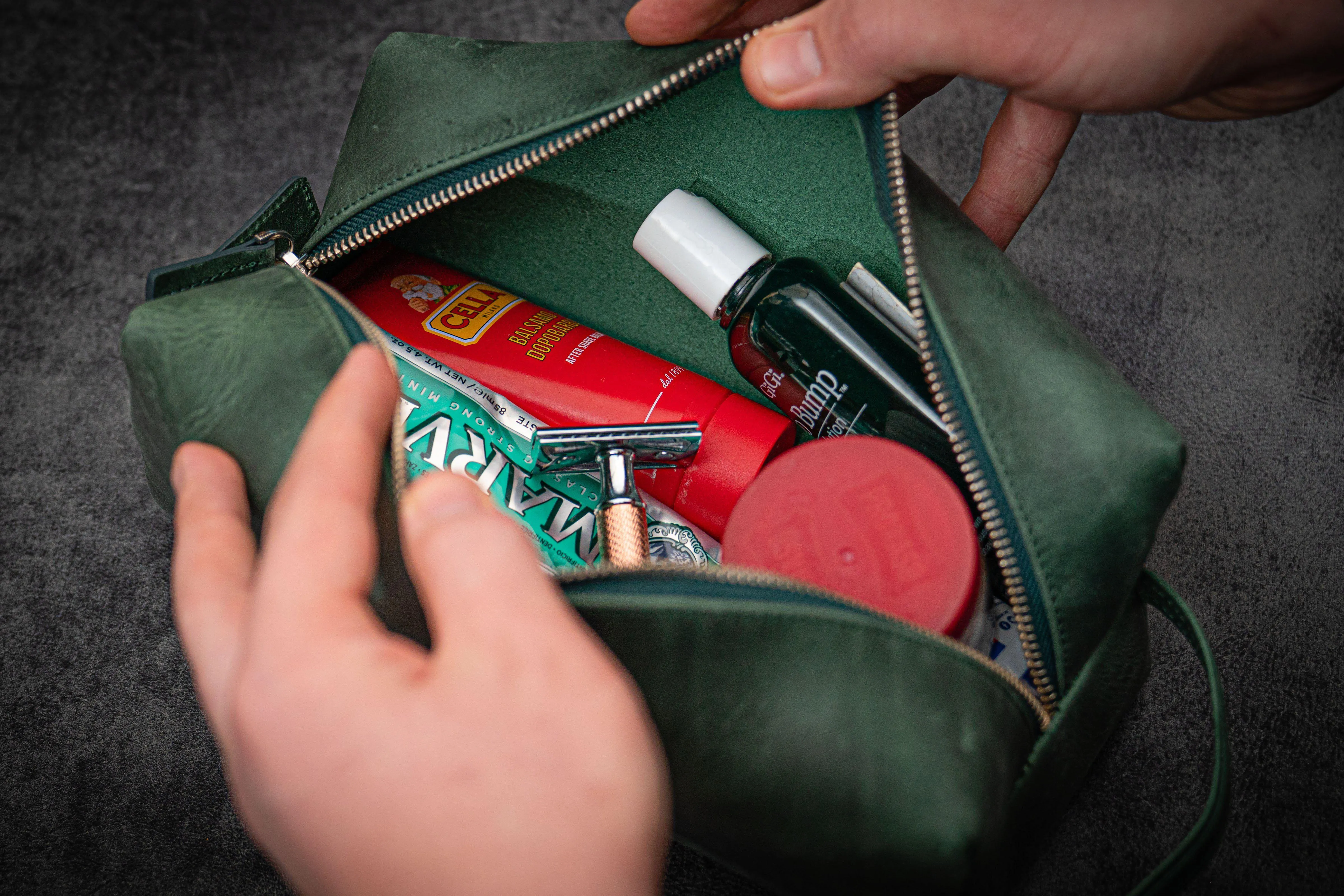 Leather Classic Dopp Kit & Travel Toiletry Bag - Crazy Horse Forest Green